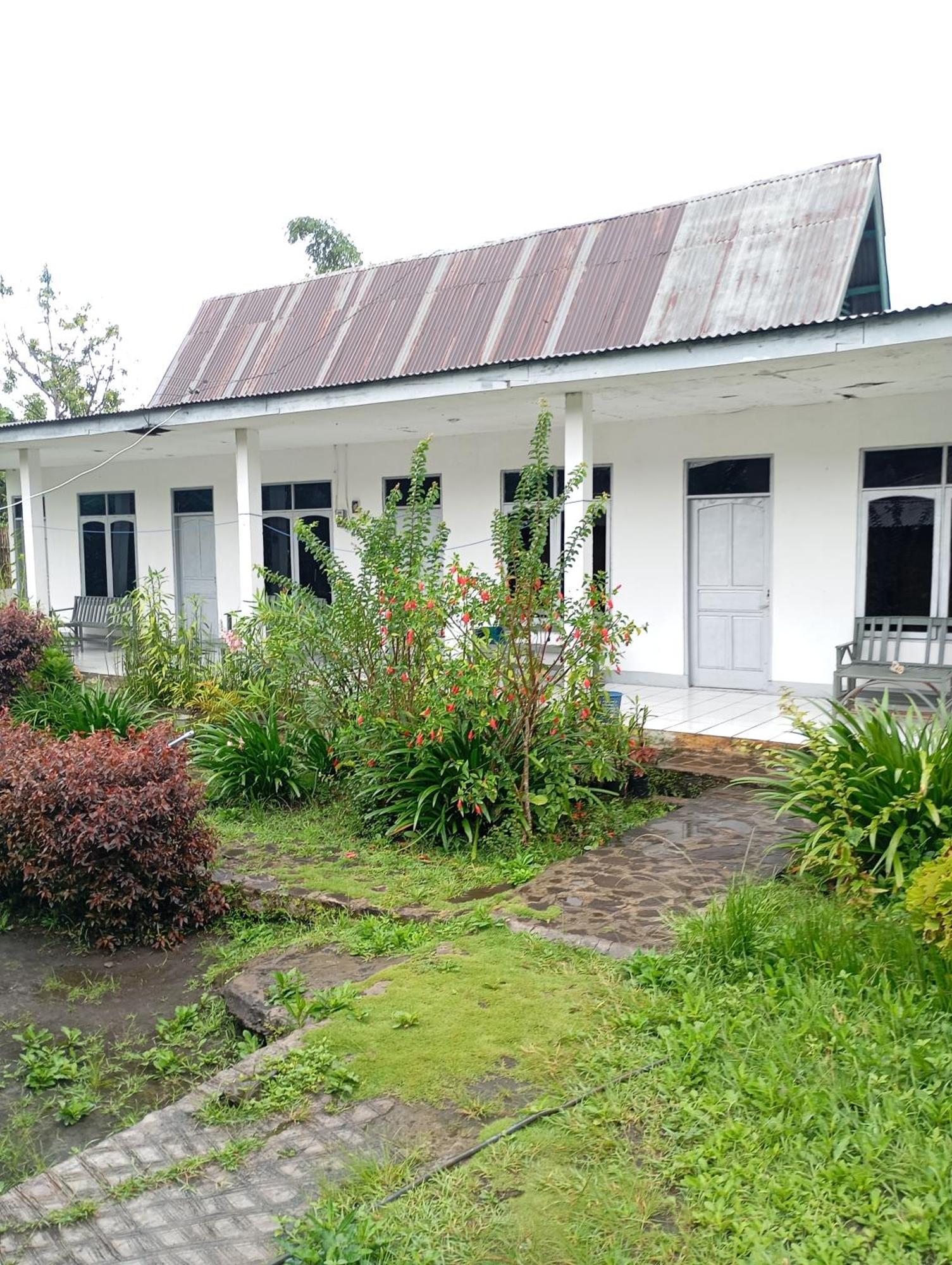 Hidayah Homestay Kelimutu Exterior photo